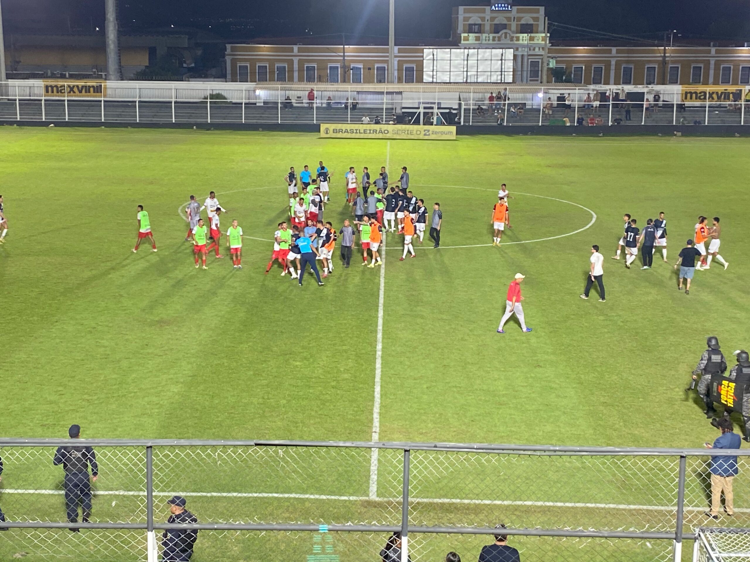Confusão marca fim do clássico entre Mixto e Operário após empate no Dutrinha