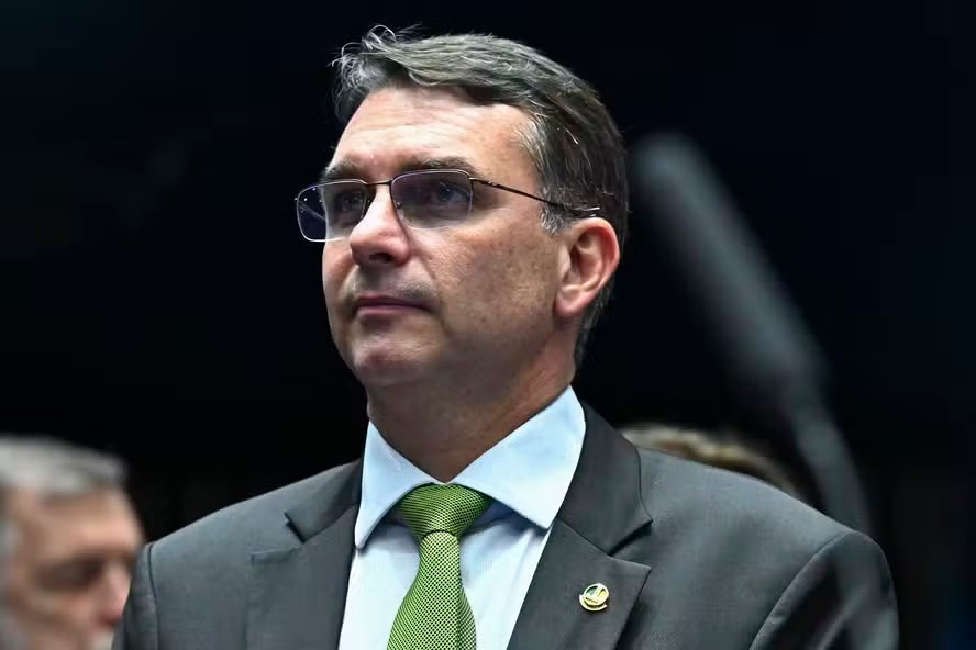 Flávio Bolsonaro divulga trailer de filme sobre Jair Bolsonaro nas redes sociais