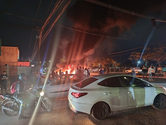 Moradores fazem protesto com queima de pneus contra buracos no bairro Paiaguás