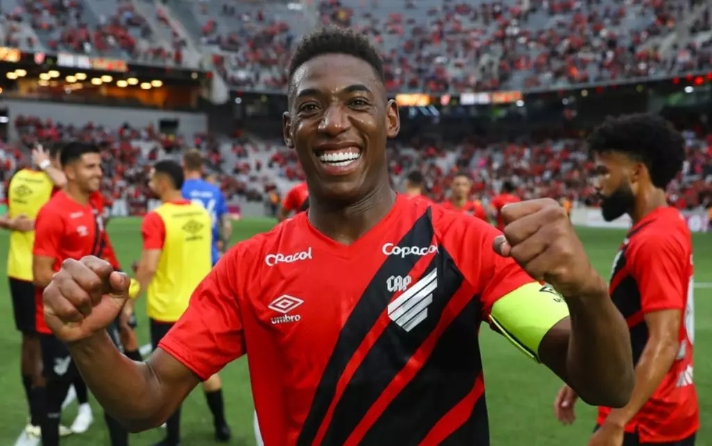 Fora dos planos do Athletico-PR, zagueiro Léo Pelé entra no radar do Cuiabá para Série B