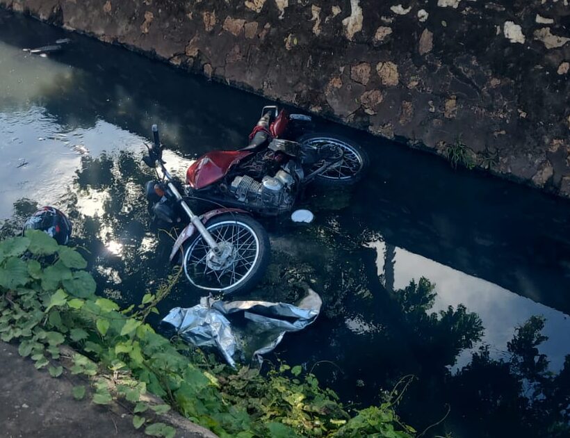 Motociclista cai em córrego ao fugir da PM durante perseguição em Cuiabá