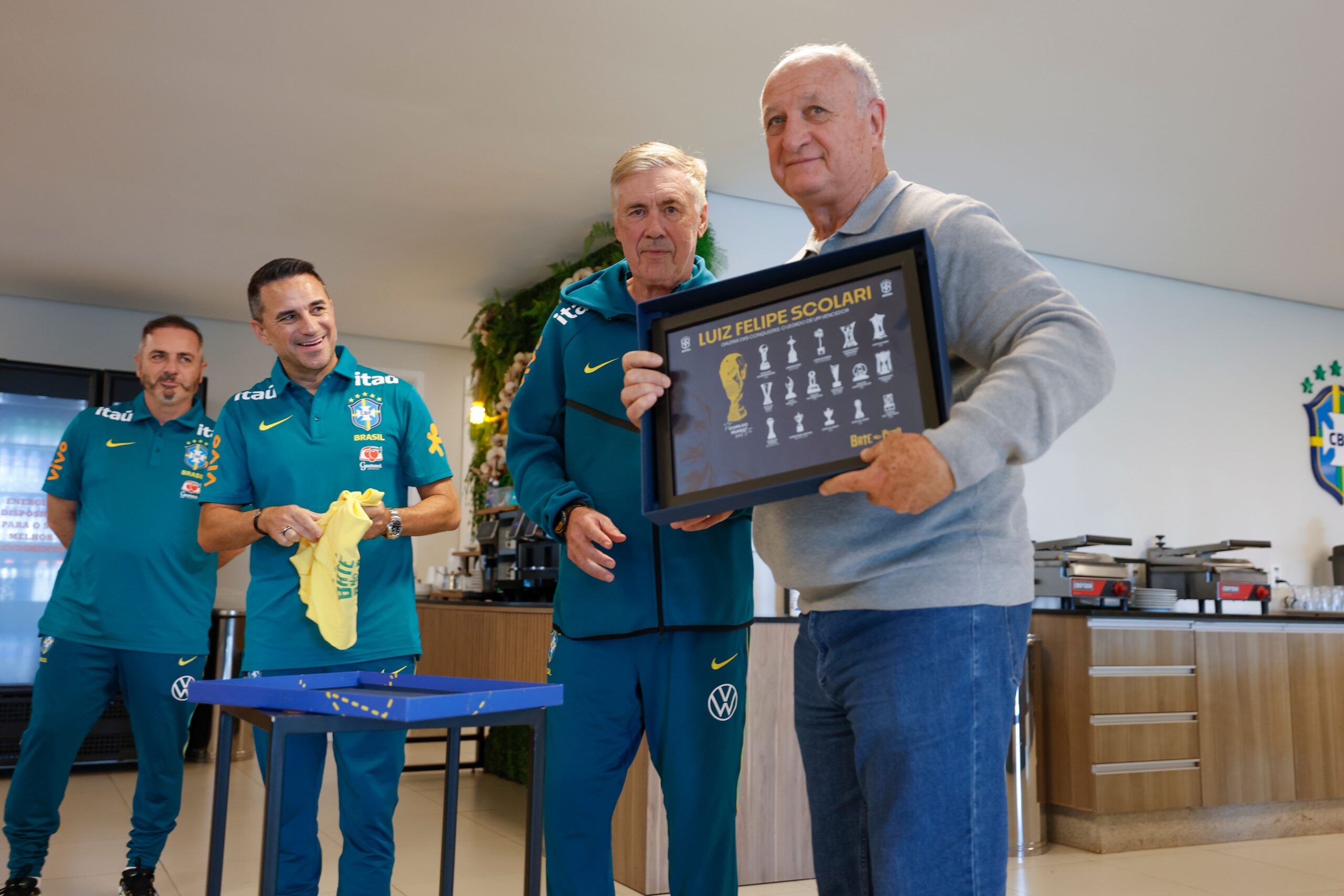 Felipão visita Granja Comary a convite de Ancelotti e dá palestra à Seleção Brasileira