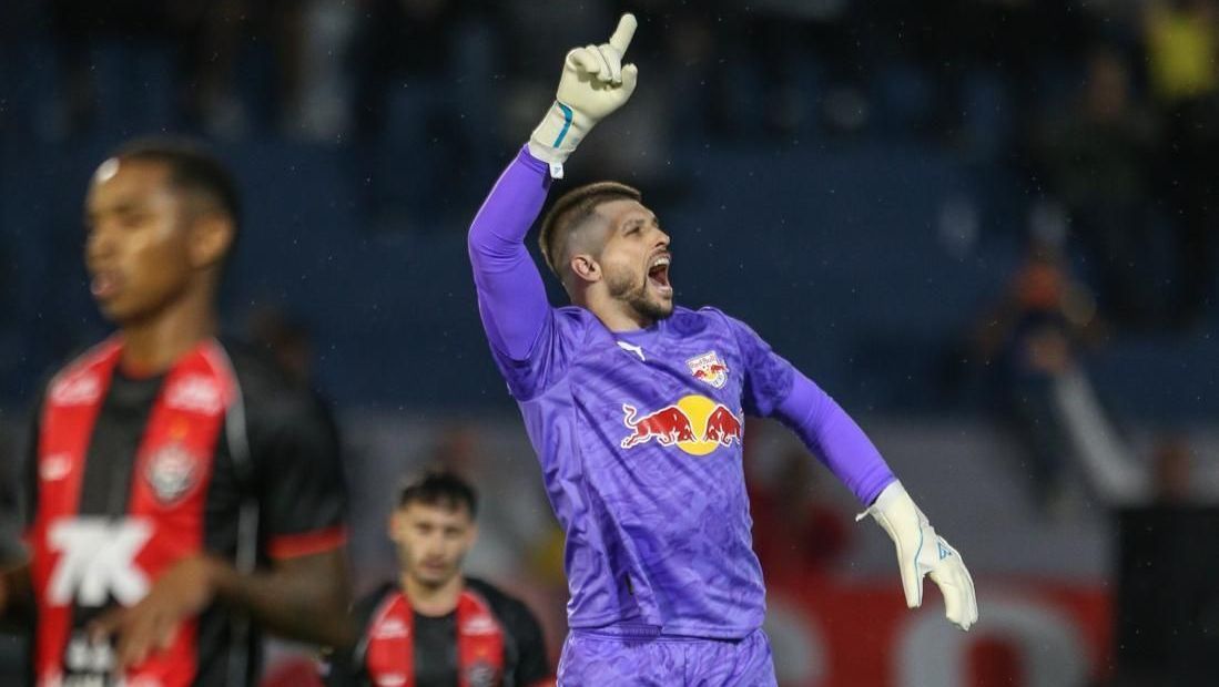 RB Bragantino vence o Vitória em jogo com dois pênaltis e gol de goleiro no Brasileirão