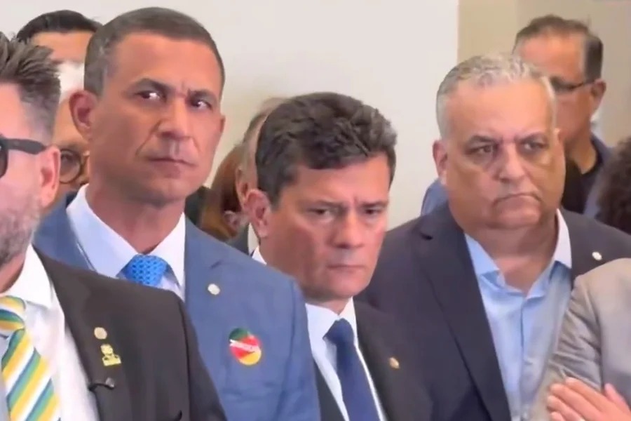 Reação de Sergio Moro durante fala de Flávio Bolsonaro sobre Daniel Vorcaro viraliza nas redes