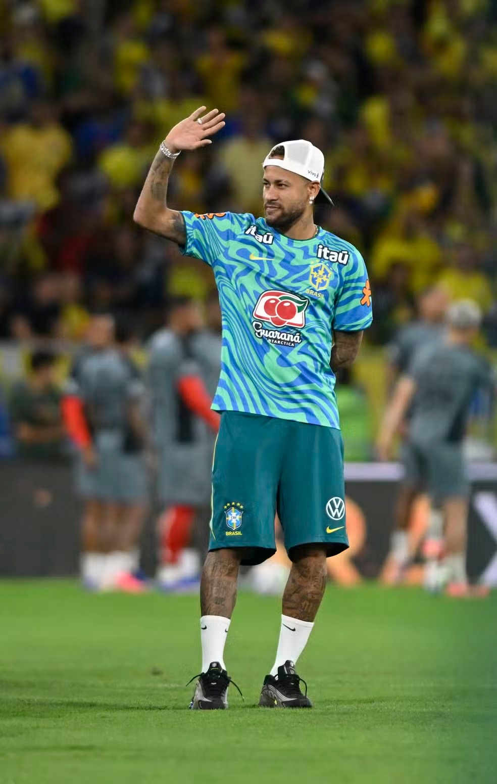 Neymar para para atender torcedores e leva multidão ao delírio antes de embarque da Seleção
