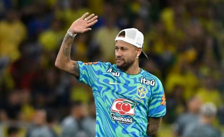 Neymar para para atender torcedores e leva multidão ao delírio antes de embarque da Seleção