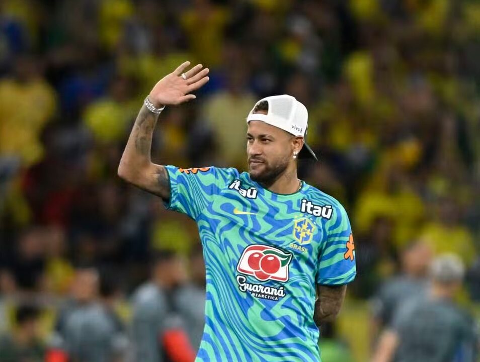Neymar para para atender torcedores e leva multidão ao delírio antes de embarque da Seleção