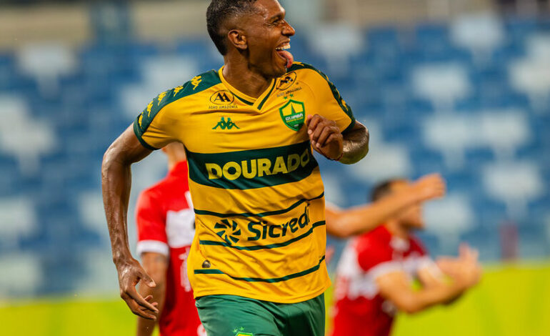 Com gols de Vinicius Peixoto e Pepê, Cuiabá bate o CRB e volta vencer na Série B