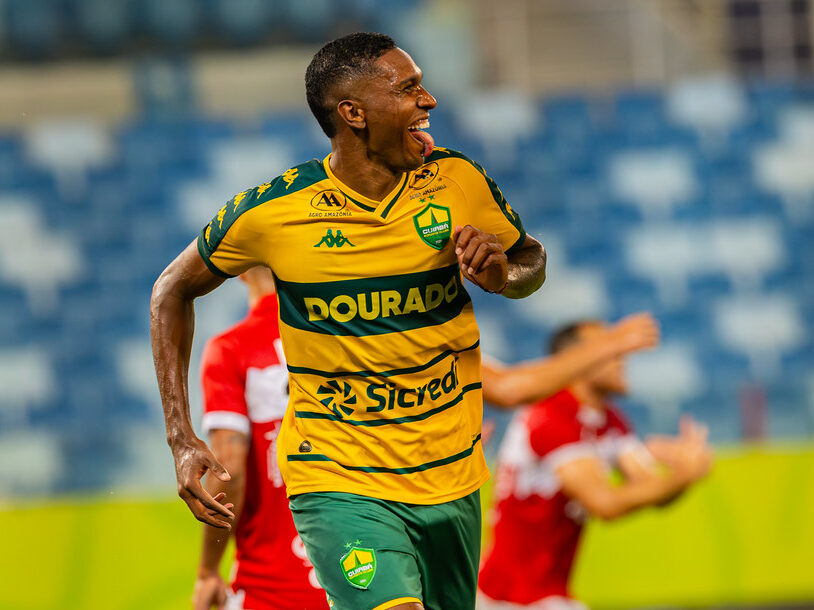 Com gols de Vinicius Peixoto e Pepê, Cuiabá bate o CRB e volta vencer na Série B