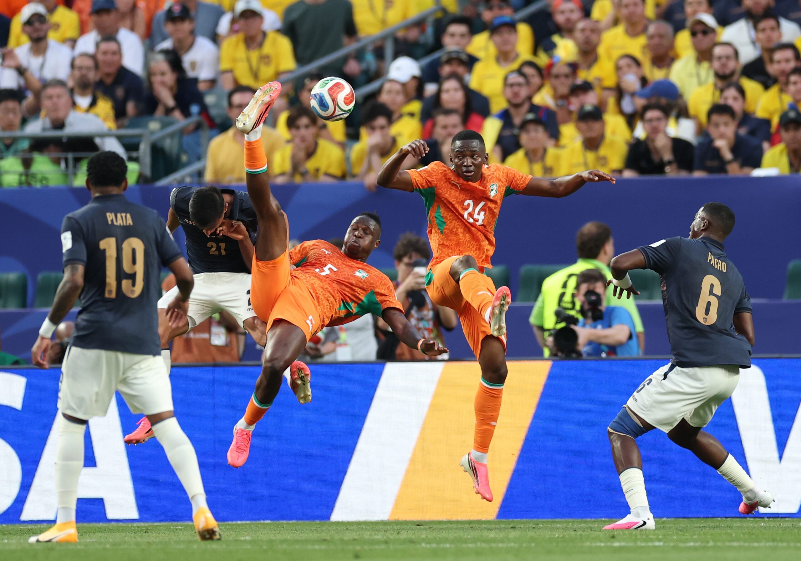 No apagar das luzes, Costa do Marfim vence o Equador pelo Grupo E da Copa do Mundo
