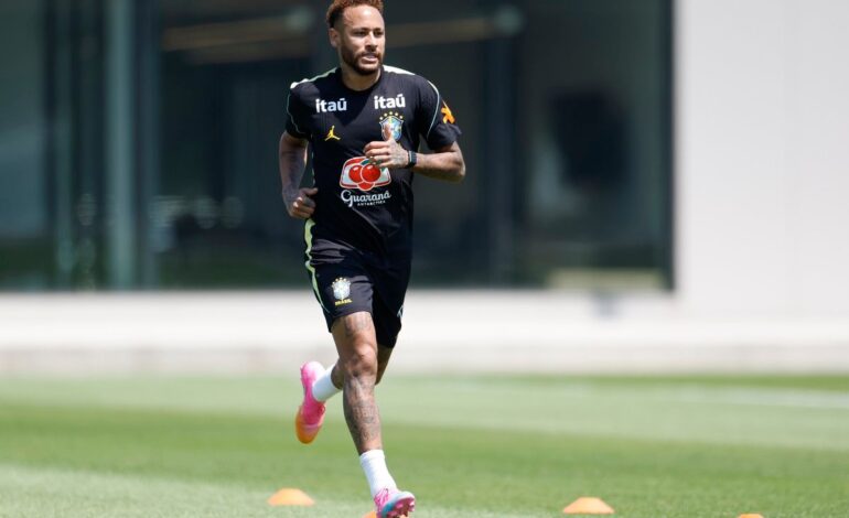Neymar embarca para Miami e pode reestrear pela Seleção; Raphinha segue em tratamento