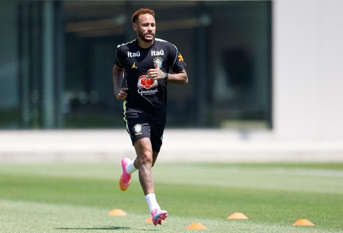 Neymar embarca para Miami e pode reestrear pela Seleção; Raphinha segue em tratamento