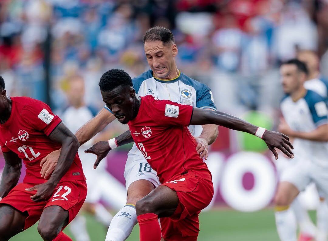 Canadá e Bósnia empatam em jogo movimentado na abertura do Grupo B da Copa