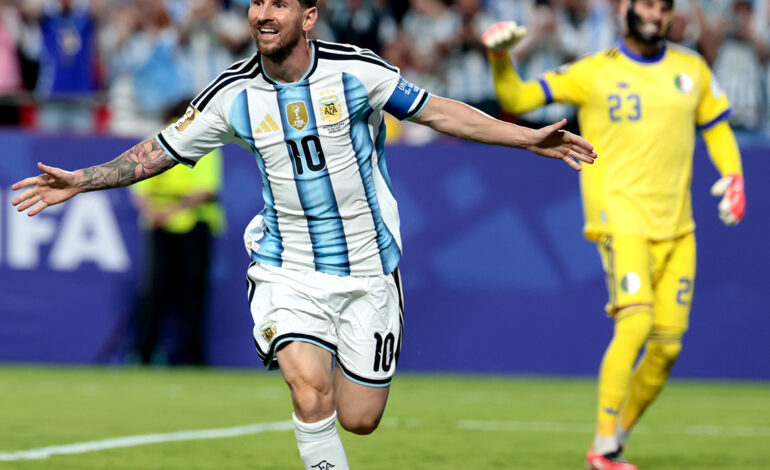 Messi faz hat-trick, iguala Klose em Copas e Argentina atropela Argélia por 3×0