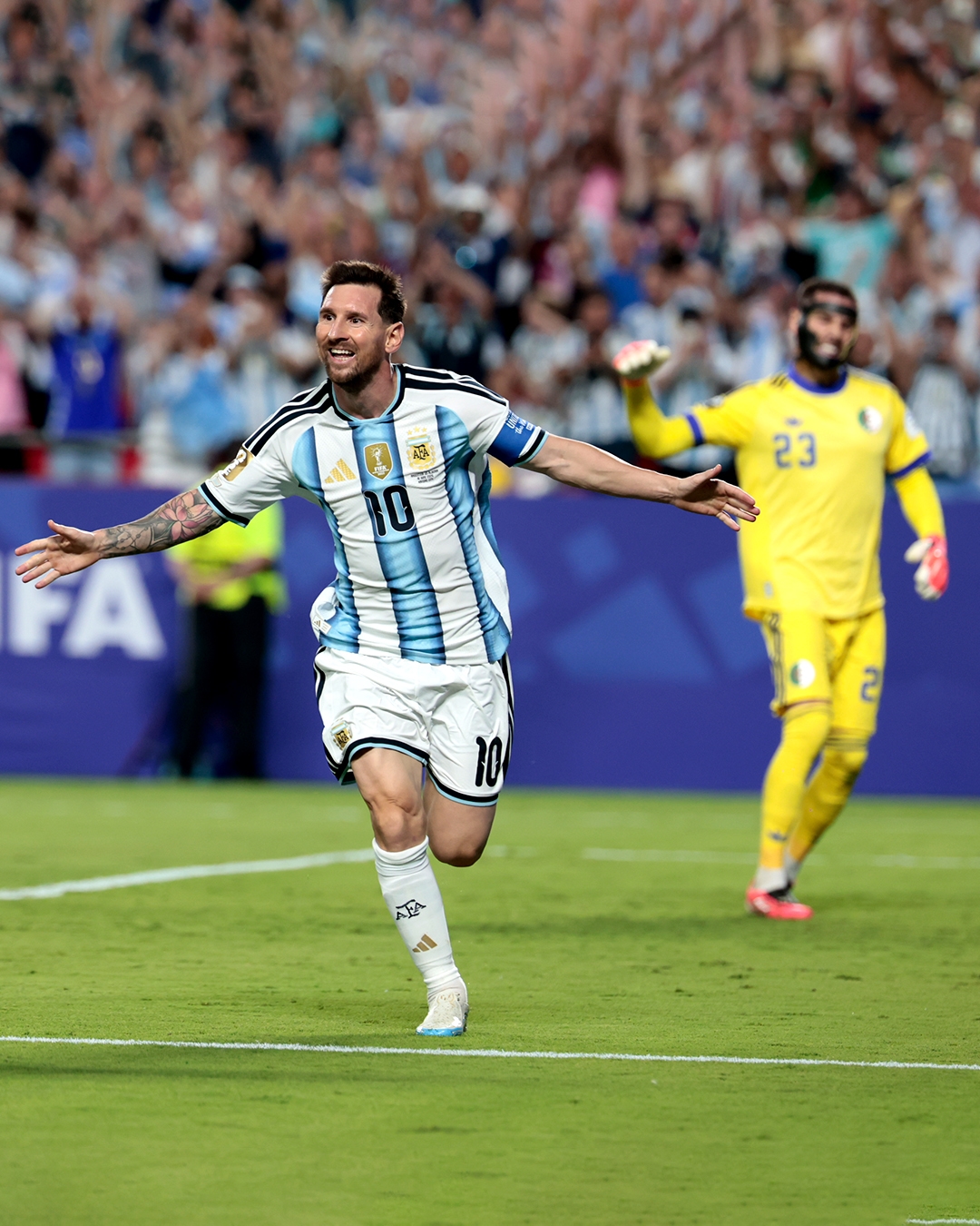 Messi faz hat-trick, iguala Klose em Copas e Argentina atropela Argélia por 3×0