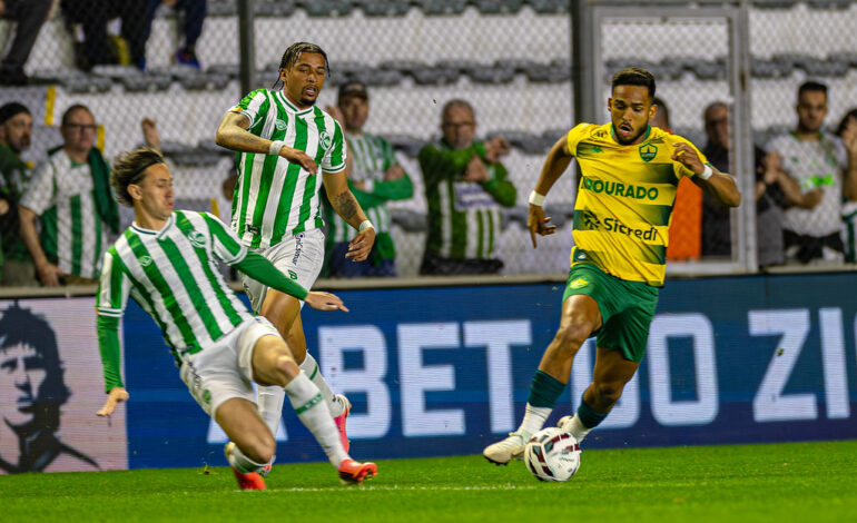 Safira castiga e Dourado perde invecibilidade diante do Juventude fora de casa